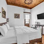 White House & Restaurant - Since 1999 Hotel Berat