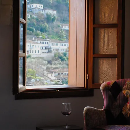 White House & Restaurant - Since 1999