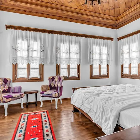 White House & Restaurant - Since 1999 Отель