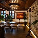 White House & Restaurant - Since 1999
