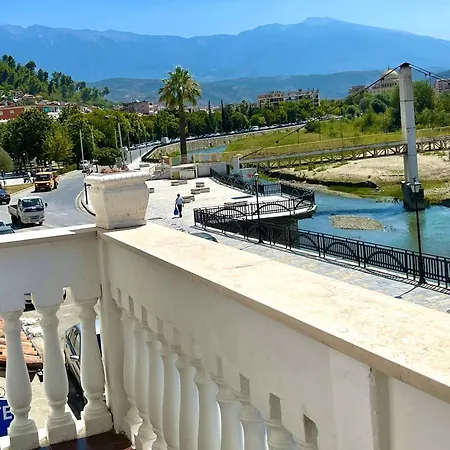 White House & Restaurant - Since 1999 培拉特