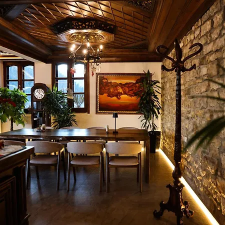 White House & Restaurant - Since 1999