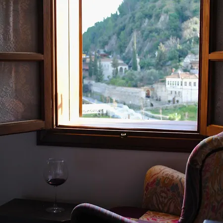 White House & Restaurant - Since 1999