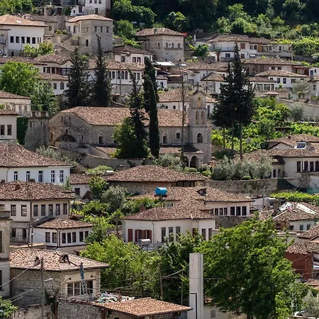 White House & Restaurant - Since 1999