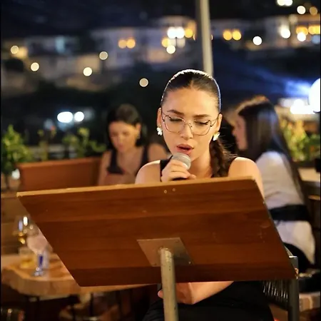 White House & Restaurant - Since 1999 *