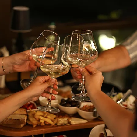 White House & Restaurant - Since 1999 酒店 *