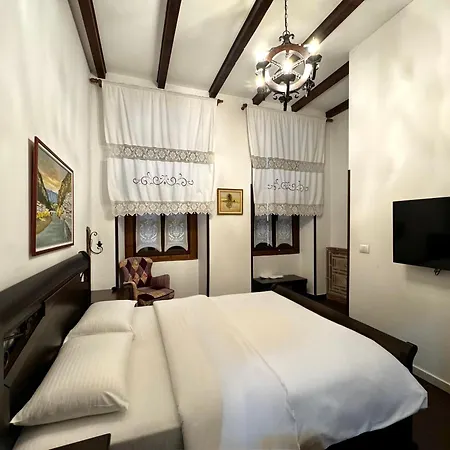 White House & Restaurant - Since 1999 فندق بيرات