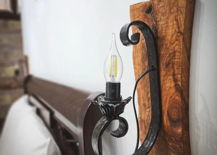 White House & Restaurant - Since 1999 *