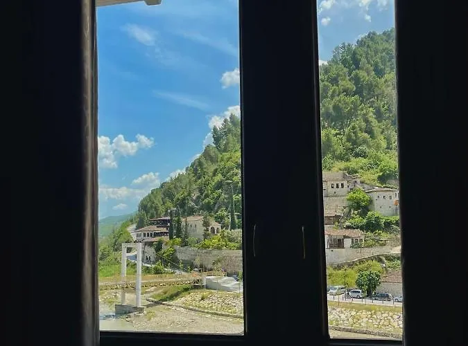 White House & Restaurant - Since 1999