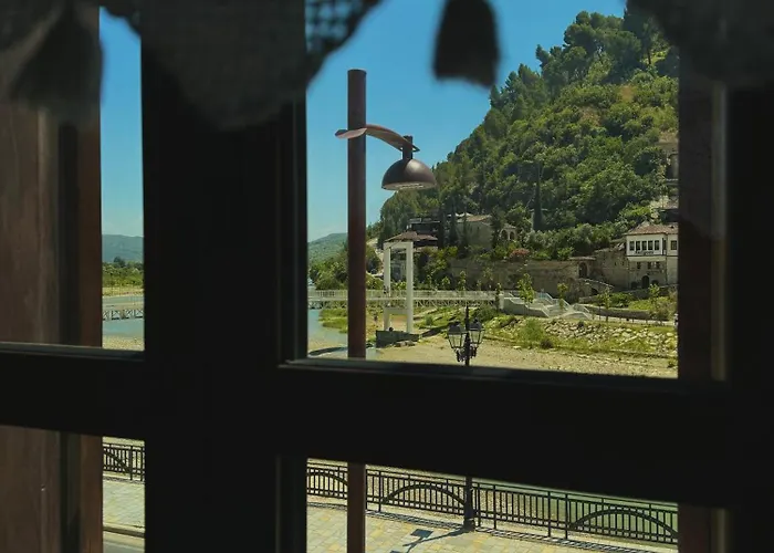 White House & Restaurant - Since 1999 * Berat