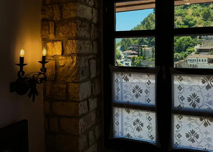 White House & Restaurant - Since 1999 Hotel Berat