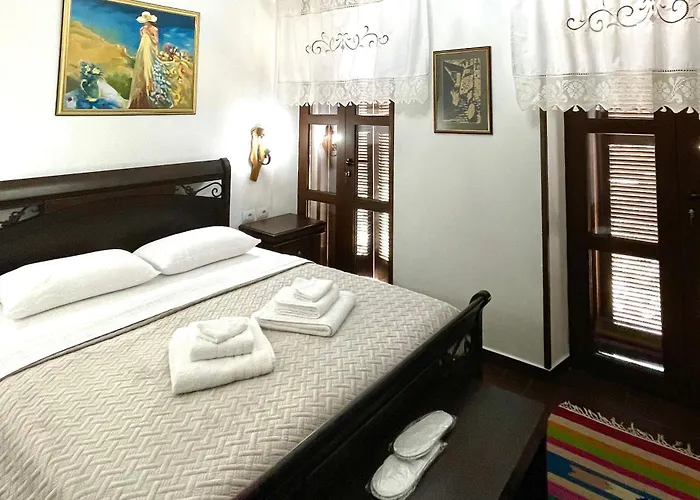 White House & Restaurant - Since 1999 * Berat