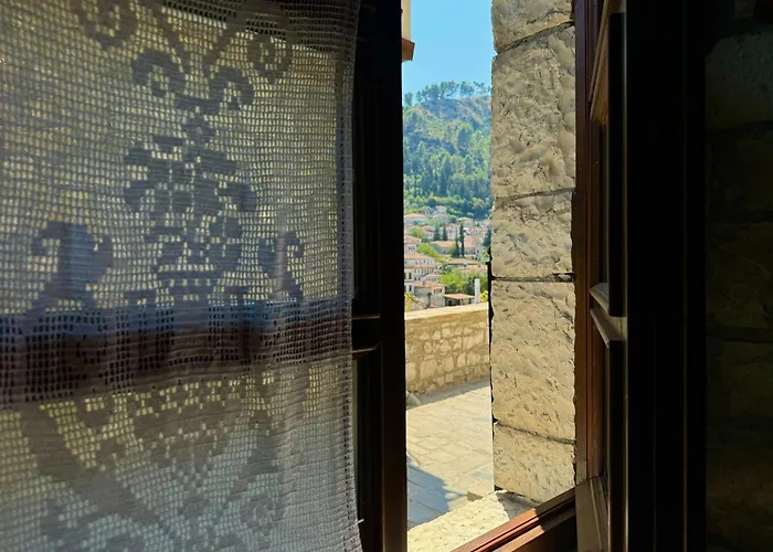 White House & Restaurant - Since 1999 Berat