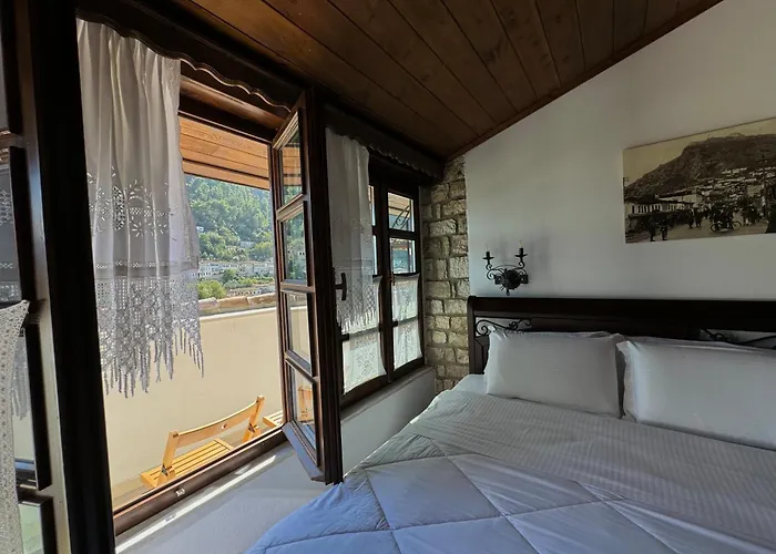 White House & Restaurant - Since 1999