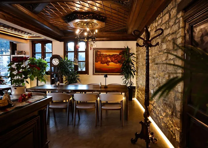 White House & Restaurant - Since 1999