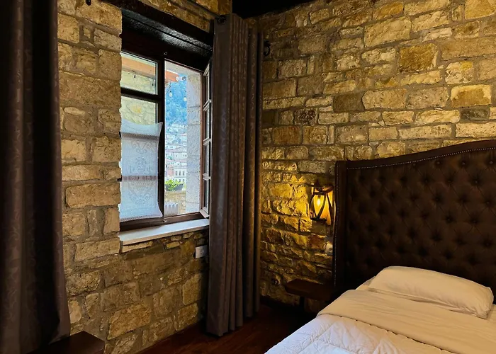 White House & Restaurant - Since 1999 *