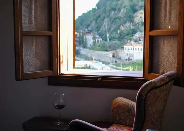 White House & Restaurant - Since 1999