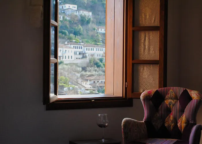 White House & Restaurant - Since 1999