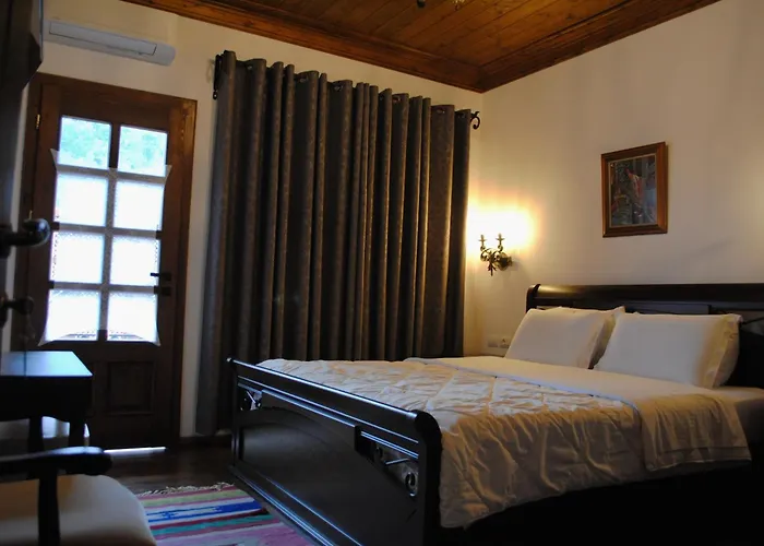 White House & Restaurant - Since 1999 Hotel Berat