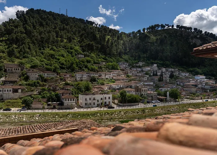 White House & Restaurant - Since 1999 Berat