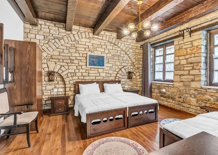 Hotel White House & Restaurant - Since 1999 *