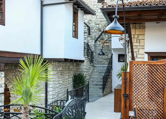 White House & Restaurant - Since 1999 Berat