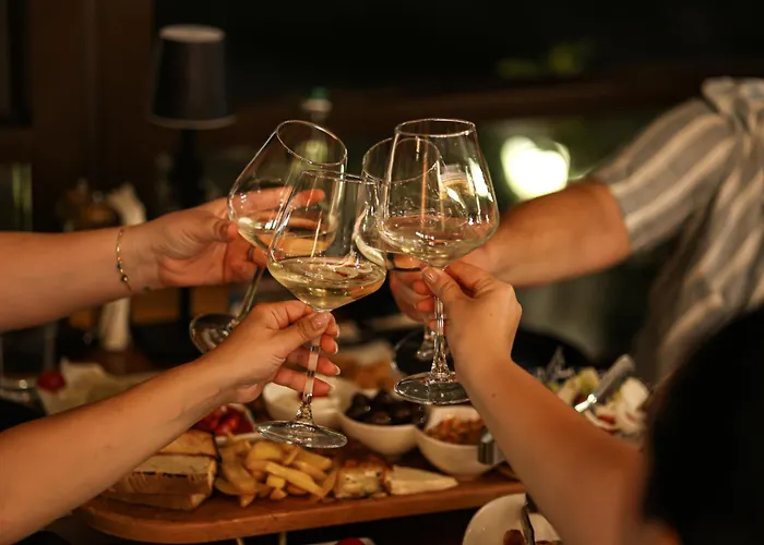 White House & Restaurant - Since 1999 Hotel *