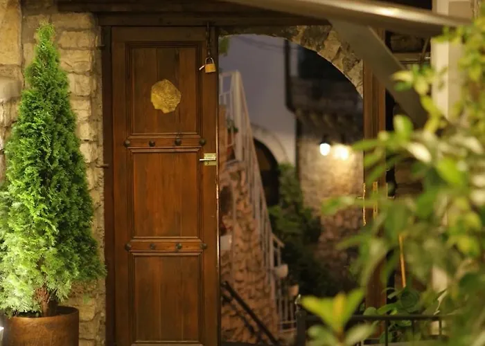 Hotel White House & Restaurant - Since 1999 *