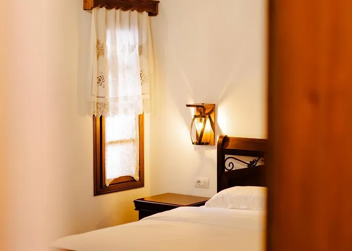 White House & Restaurant - Since 1999