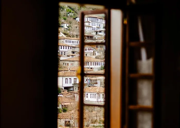 White House & Restaurant - Since 1999 Hotel Berat