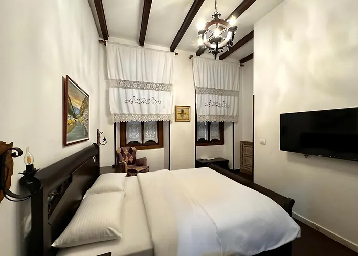 White House & Restaurant - Since 1999 Hotel Berat